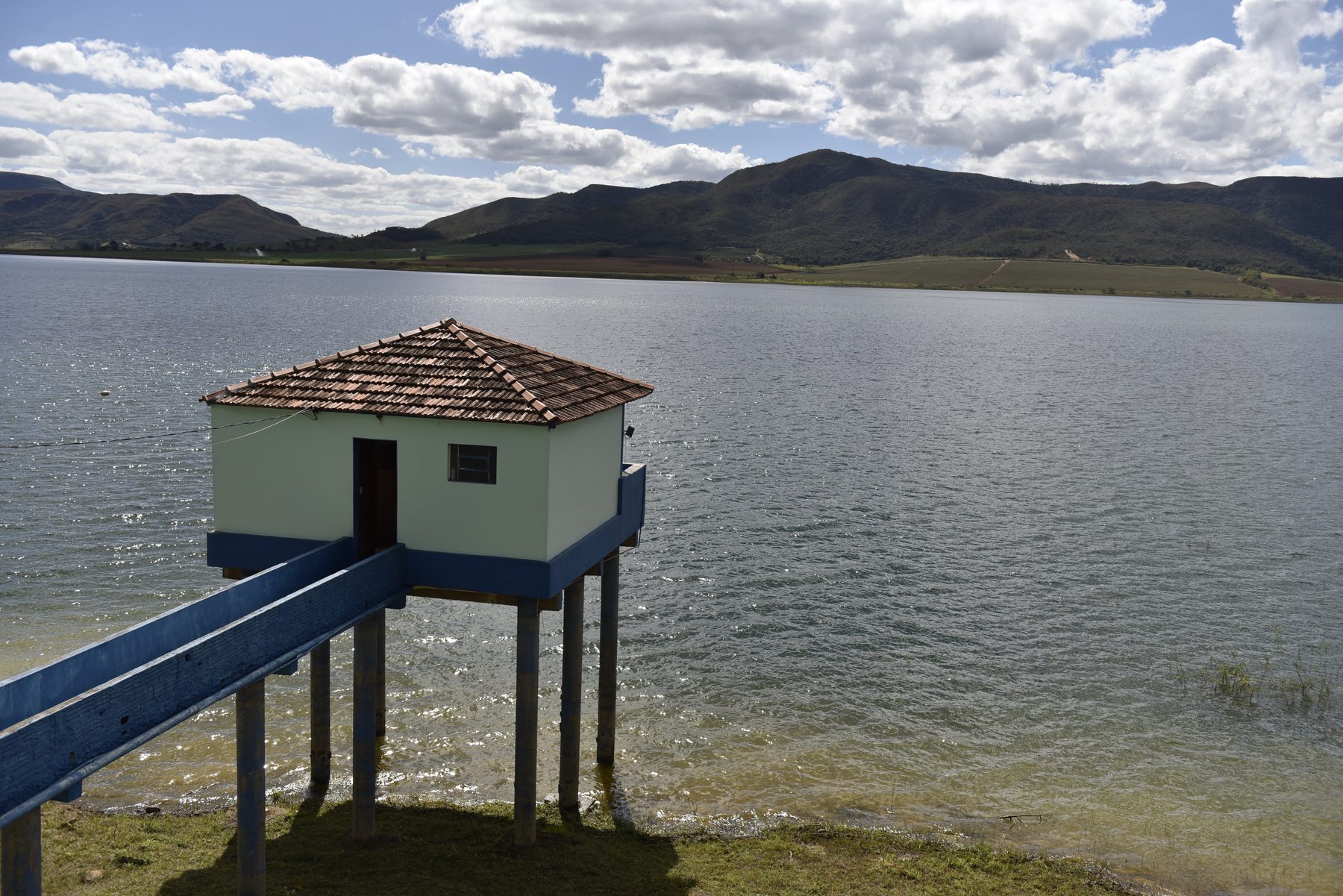 Casinha de pesca sobre a água na Estância Bela Vida