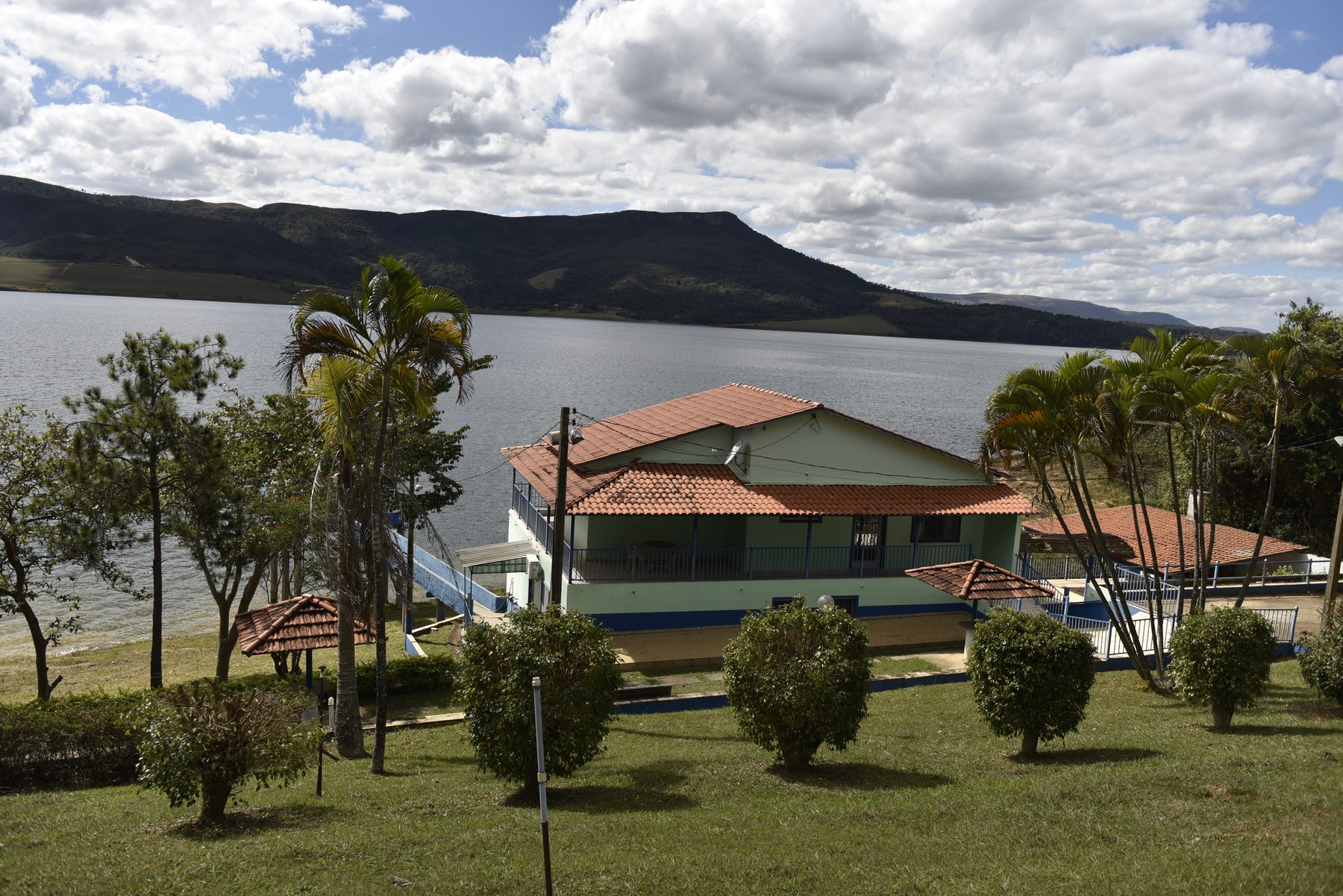 Chalés à beira do lago na Estância Bela Vida