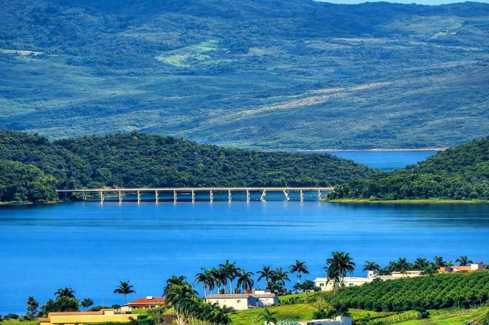Ponte Torta sobre a represa de Furnas