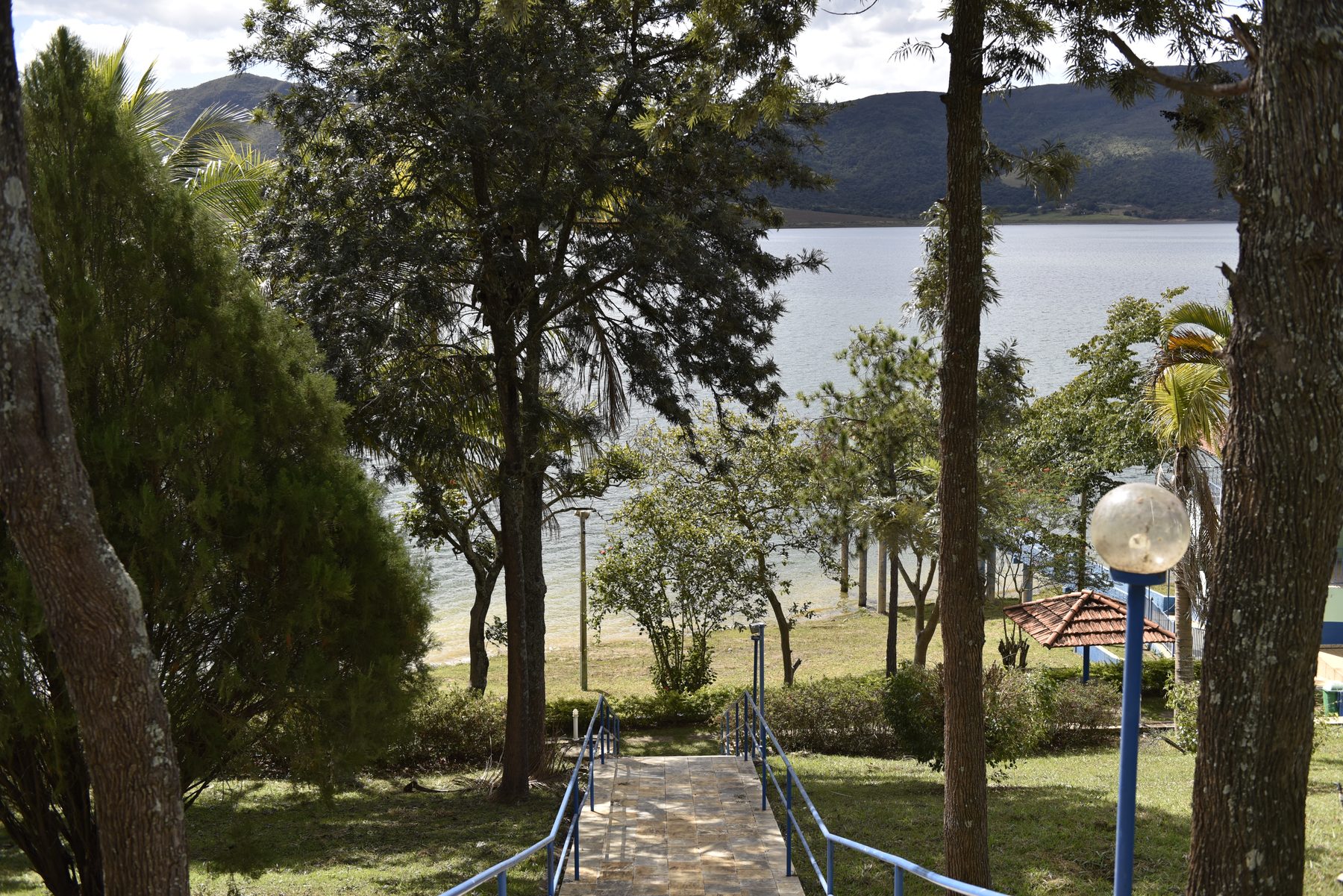 Vista do lago na Estância Bela Vida